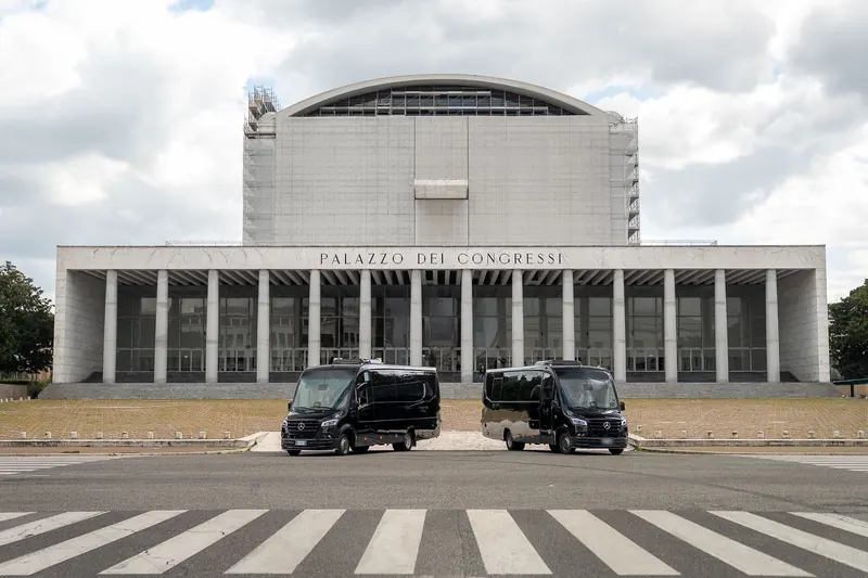 Due minibus neri davanti al Palazzo dei Congressi a Roma EUR